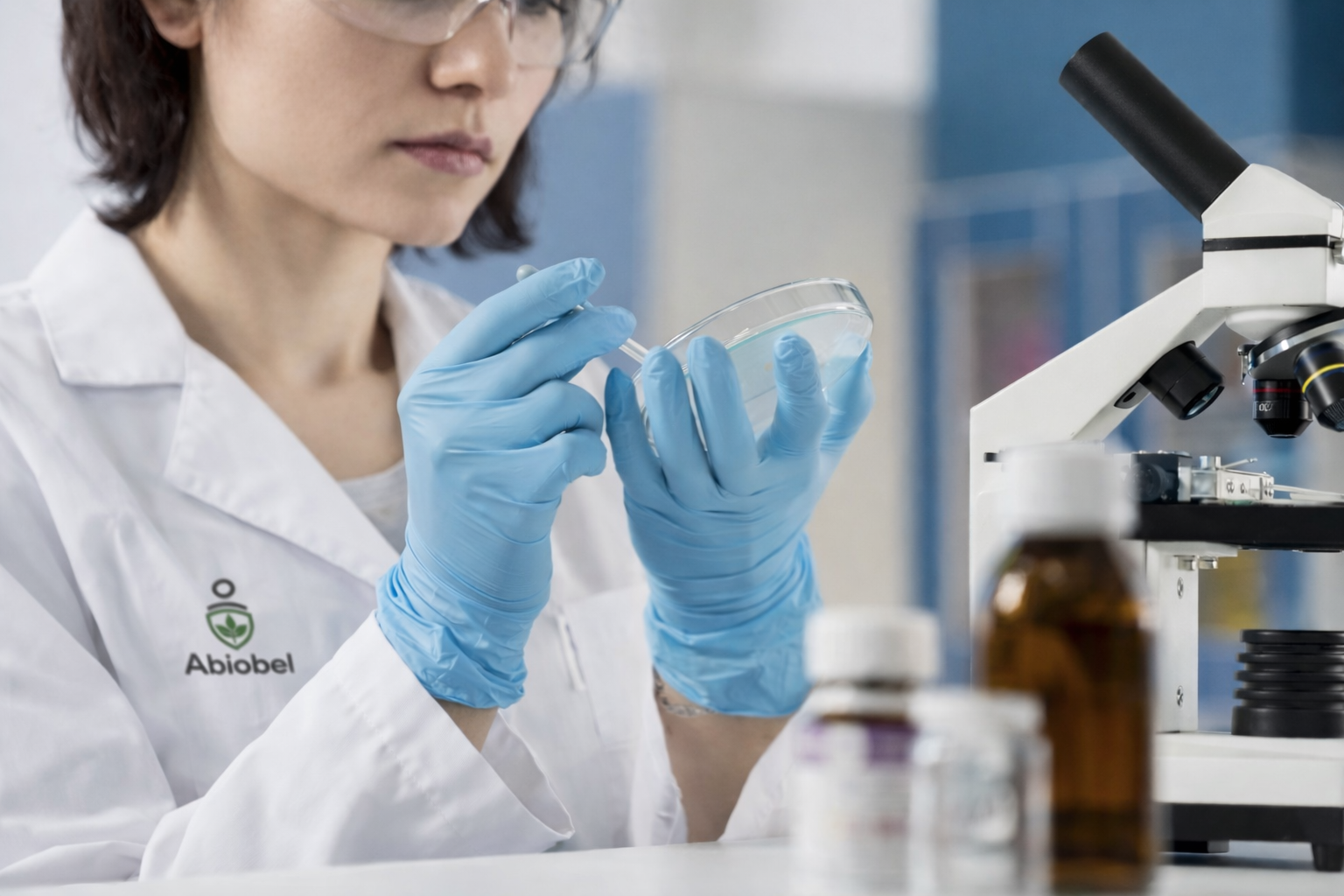 Técnica de laboratorio realizando análisis microbiológico aplicado a sanidad ambiental