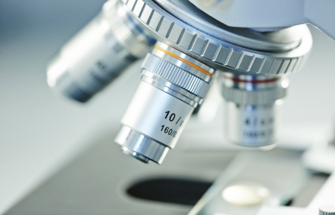 Microscopio de laboratorio utilizado para análisis microbiológico aplicado a sanidad ambiental